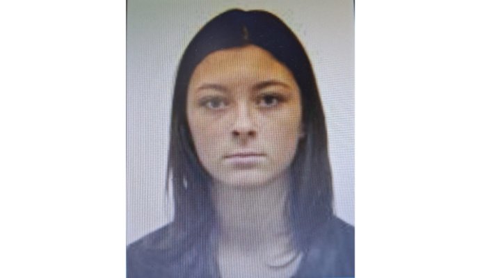 O fată de 15 ani este căutată de familie și polițiști